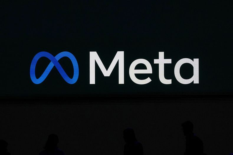 ARCHIVO - El logotipo de Meta aparece en una pantalla de video durante la LlamaCon 2025, una conferencia para desarrolladores de IA, celebrada en Menlo Park, California, el 29 de abril de 2025. (AP Foto/Jeff Chiu/Archivo)
