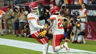 Chiefs maltratan a Cardinals con 5 pases de TD de Mahomes