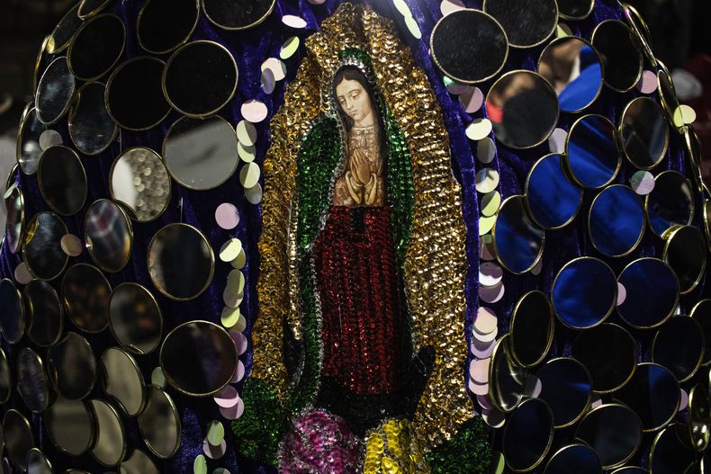 Un hombre usa un disfraz con una imagen de la Virgen de Guadalupe durante una Muerteada en San José, México, el jueves 2 de noviembre de 2023. Los mexicanos en el pueblo oaxaqueño celebran la tradicional Muerteada, una recreación teatral que se representa durante la noche del 1 de noviembre hasta la madrugada del día siguiente, con bailes y música desfilando por las calles, mientras se cuenta la historia de cómo un difunto resucita con la ayuda de un sacerdote, un médico y un espiritista. (AP Foto/María Alférez)