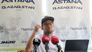 Mark Cavendish durante una rueda de prensa en Coccaglio, localidad del norte de Italia, el lunes 22 de mayo de 2023. (AP Foto/Antonio Calanni)