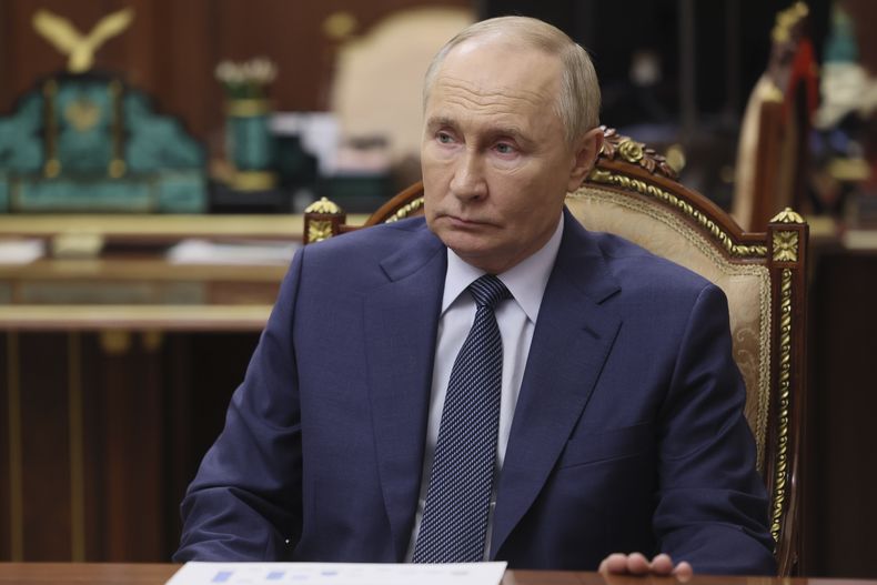 El presidente ruso, Vladímir Putin, escucha al CEO del Fondo Ruso de Inversión Directa, Kirill Dmitriev, durante una reunión en el Kremlin, en Moscú, Rusia, el 13 de enero de 2025. (Alexander Kazakov, Sputnik, Kremlin Pool Photo vía AP)