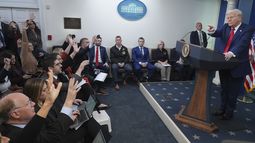 El presidente Donald Trump responde preguntas mientras habla con periodistas en la sala de prensa James Brady en la Casa Blanca, el jueves 30 de enero de 2025, en Washington. (AP Foto/Jacquelyn Martin)