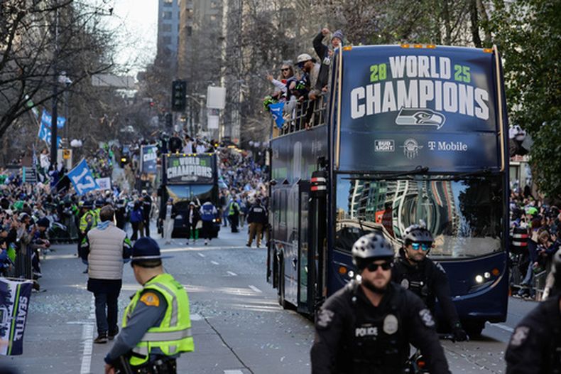 ARCHIVO- Jugadores de los Seahawks de Seattle participan en el desfile y la celebración del Super Bowl 60 de la NFL, el miércoles 11 de febrero de 2026, en Seattle. (Foto AP/John Froschauer, Archivo)