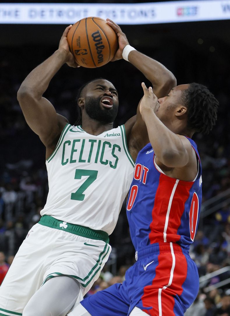 Jaylen Brown, de los Celtics de Boston, salta a la cesta frente a Ronald Holland II, de los Pistons de Detroit, el sábado 26 de octubre de 2024 (AP Foto/Duane Burleson)