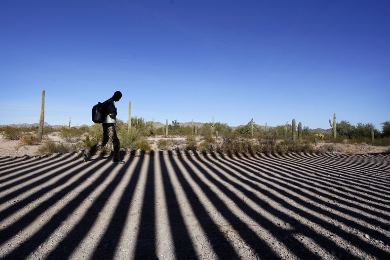 Un migrante cerca de la frontera entre Estados Unidos y México, cerca de Lukeville, Arizona, el 15 de diciembre de 2023. (Foto AP /Gregory Bull)
