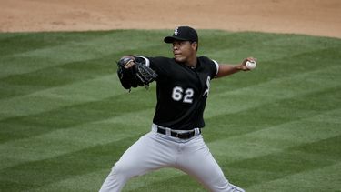 americateve | Jos&eacute; Quintana tirando contra los Rockies en un juego de exhibici&oacute;n el 23 de marzo del 2014 en Scottsdale, Arizona. El colombiano firm&oacute; por cinco a&ntilde;os y 21 millones de d&oacute;lares con Chicago. (AP Photo/Chris Carlson)