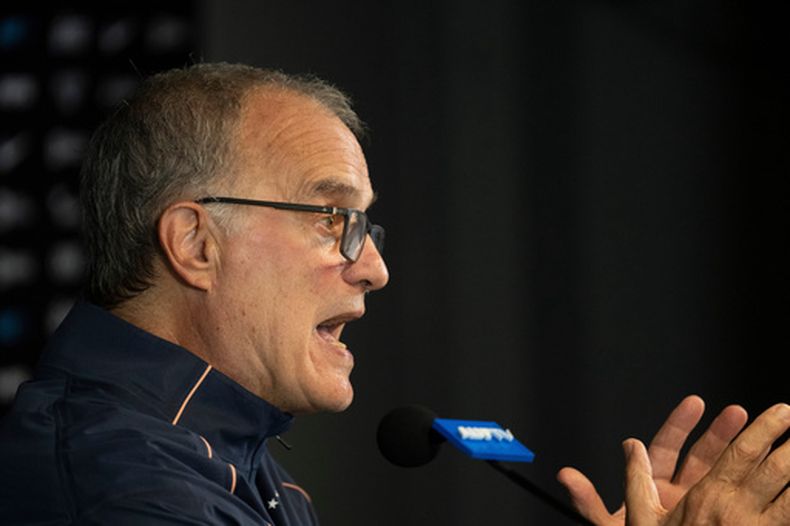 El argentino Marcelo Bielsa, técnico de Uruguay, ofrece una conferencia de prensa en Montevideo, el martes 30 de junio de 2026 (AP Foto/Matilde Campodónico)