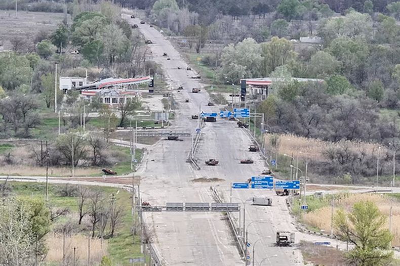 En esta imagen sin fecha, tomada de un video distribuido por la 34ta Brigada Marina Independiente de Ucrania, Borysfen, el 30 de septiembre de 2026, pueden verse vehículos destrozados en una carretera cerca de la ciudad de Oleshky, ocupada por Rusia, en la región ucraniana de Jersón. (34ta Brigada Marina de Ucrania Borysfen vía AP)