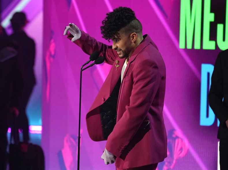 ARCHIVO - Bad Bunny recibe el premio a mejor álbum urbano por El último tour del mundo en los Latin Grammy el jueves 18 de noviembre de 2021 en el MGM Grand Garden Arena en Las Vegas. Bad Bunny está nominado a cinco Latin Grammy, según se anunció el 19 de septiembre de 2023. (Foto AP/Chris Pizzello)