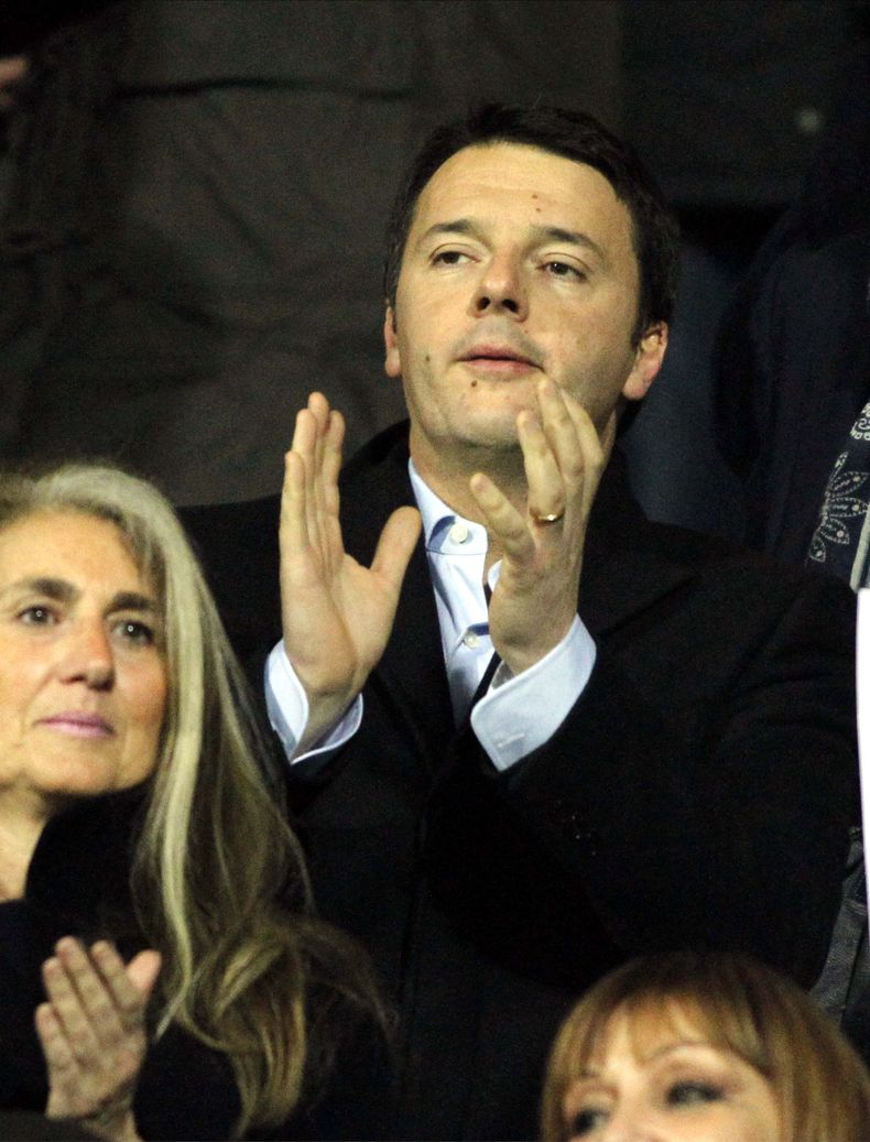 El l&iacute;der del Partido Dem&oacute;crata Matteo Renzi aplaude durante un juego de la Fiorentina en Florencia, Italia, el 15 de febrero de 2014. El presidente de Italia Giorgio Napolitano se reuni&oacute; con Letta el lunes 17 de febrero de 2014 y le p