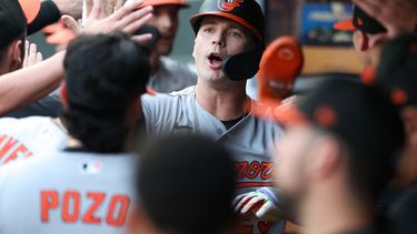Pete Alonso (25), de los Orioles de Baltimore, celebra su jonrón de dos carreras frente a los Mellizos de Minnesota durante la primera entrada del partido de béisbol del martes 11 de agosto de 2026, en Minneapolis. (AP Foto/Matt Krohn)