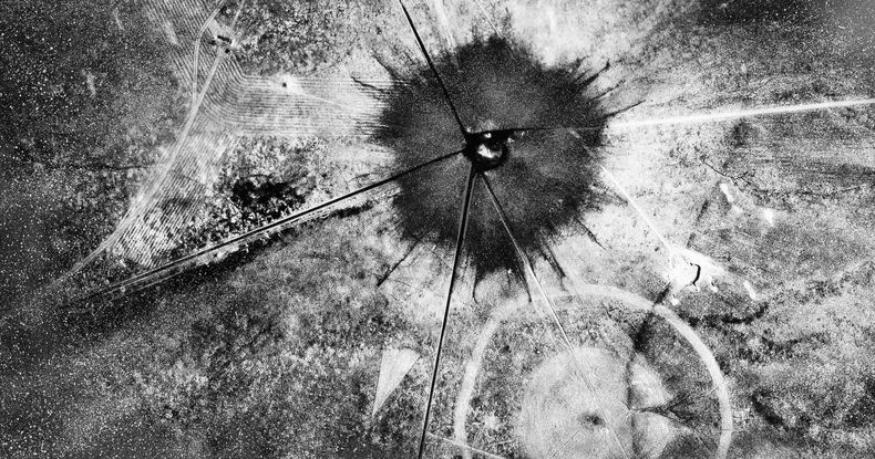 ARCHIVO - Una vista aérea después de la primera explosión atómica en el sitio de prueba Trinity, en Nuevo México, el 16 de julio de 1945. Una nueva película sobre la vida de J. Robert Oppenheimer y su papel en el desarrollo de la bomba atómica como parte del Proyecto Manhattan durante la Segunda Guerra Mundial se estrena en cines el viernes 21 de julio de 2023. En Nuevo México hay residentes que todavía viven las consecuencias. (Foto AP, archivo)