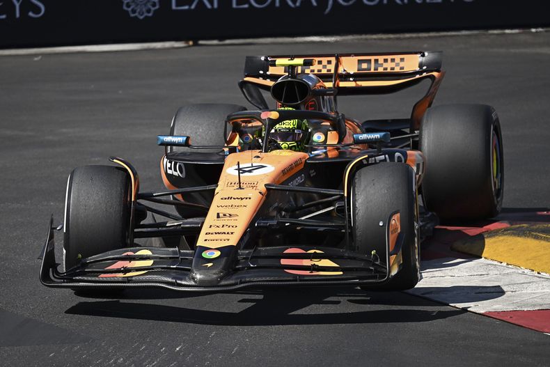 El piloto británico de McLaren, el británico Lando Norris, conduce su coche durante la carrera del Gran Premio de Mónaco de Fórmula Uno en el autódromo de Mónaco, el domingo 25 de mayo de 2025. (Gabriel Bouys/Pool Photo vía AP)
