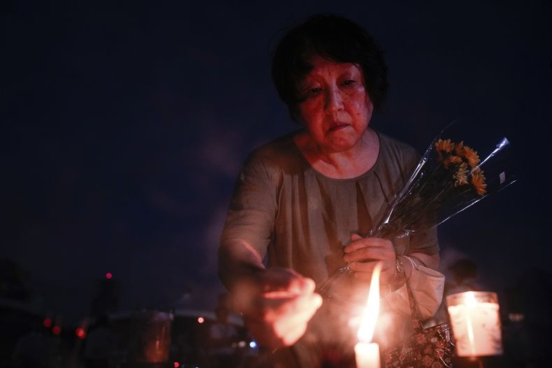 Una visitante enciende varas de incienso en el Parque Conmemorativo de la Paz antes de la ceremonia del 80mo aniversario del bombardeo atómico de Estados Unidos contra Hiroshima durante la Segunda Guerra Mundial, el 6 de agosto de 2025, en Japón. (AP Foto/Louise Delmotte)