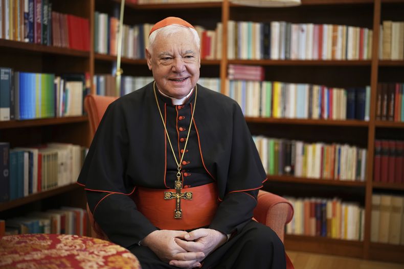 El cardenal Gerhard Ludwig Müller responde preguntas durante una entrevista con The Associated Press el lunes 12 de mayo de 2025, en el Vaticano. (AP Foto/Andrew Medichini)