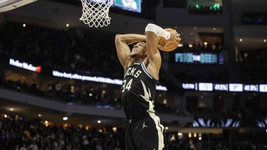 Bucks superan a Celtics en alargue e hilan 11mo triunfo