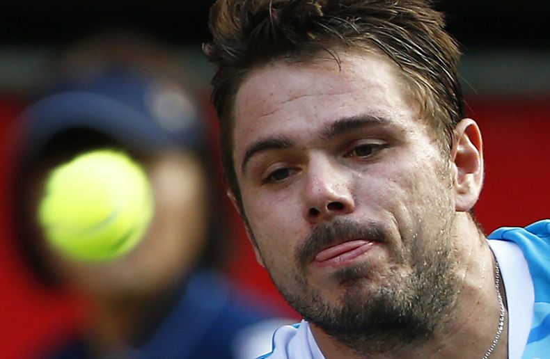 El tenista suizo Stanislas Wawrinka observa la pelota en un partido contra Tatsuma Ito en el Abierto de Jap&oacute;n el martes, 30 de septiembre de 2014, en Tokio. (AP Photo/Shizuo Kambayashi)