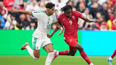 Johan Manzambi, de la selección de Suiza, conduce un balón frente a Fares Chaibi, de Argelia, en el duelo de dieciseisavos de final de la Copa del Mundo, el jueves 2 de julio de 2026 en Vancouver (AP Foto/Lindsey Wasson)