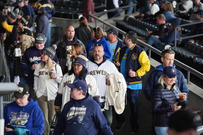 Fanáticos de los Cerveceros de Milwaukee llegan a la celebración por el campeonato de la Serie Mundial, el viernes 30 de octubre de 2026, en Milwaukee. (AP Foto/Nam Huh)