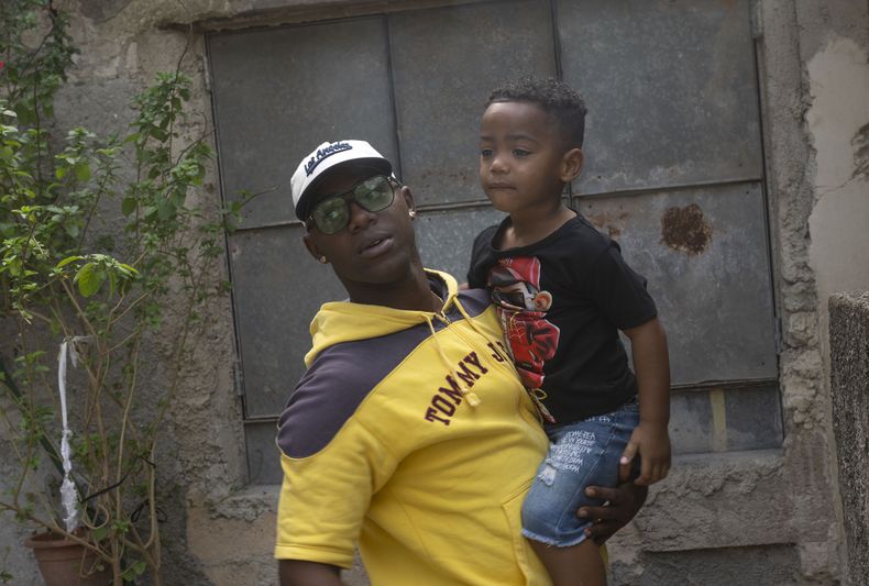 Juan Yainier Antomarchi Núñez sostiene a su hijo Angelo en La Habana, Cuba, el jueves 16 de enero de 2025, después de haber sido liberado condicionalmente de su detención por participar en las protestas antigubernamentales de 2021. (AP Foto/Ramón Espinosa)