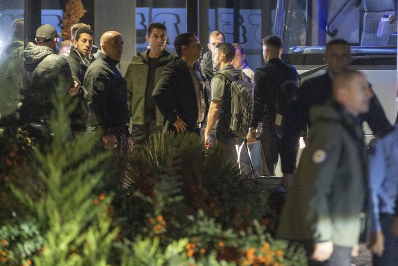 Jugadores de la selección de Israel llegan al hotel, en la capital Pristina, el viernes 10 de noviembre de 2023. La selección de Israel llegó a Kosovo en medio de un fuerte dispositivo de seguridad en el aeropuerto, para el partido aplazado de las eliminatorias de la Eurocopa 2024. (AP Foto/Visar Kryeziu)