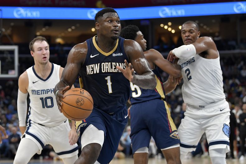 Zion Williamson, alero de los Pelicans de Nueva Orleáns, avanza en el partido ante los Grizzlies de Memphis, el miércoles 25 de octubre de 2023 (AP Foto/Brandon Dill)
