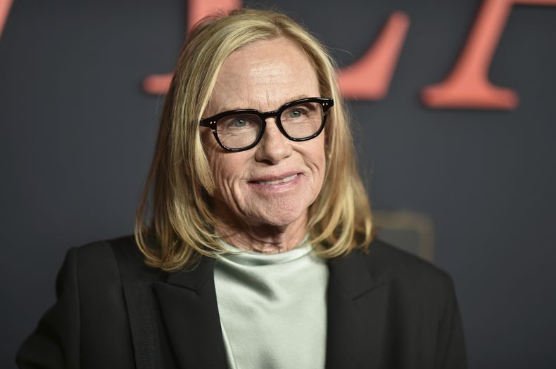 Amy Madigan llega al estreno de Weapons el jueves 31 de julio de 2025 en The United Theatre en Broadway en Los Ángeles. (Foto Richard Shotwell/Invision/AP)
