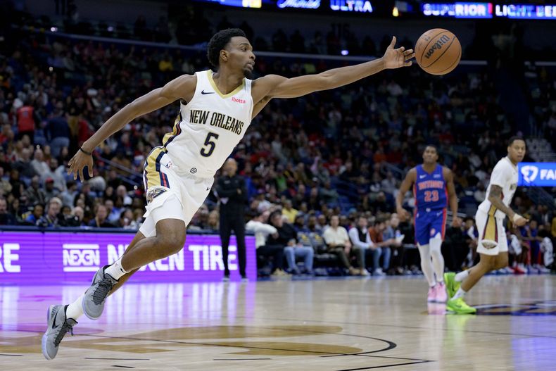 Herbert Jones, alero de los Pelicans de Nueva Orleáns, se estira en busca del balón durante el partido del jueves 2 de noviembre de 2023, ante los Pistons de Detroit (AP Foto/Matthew Hinton)