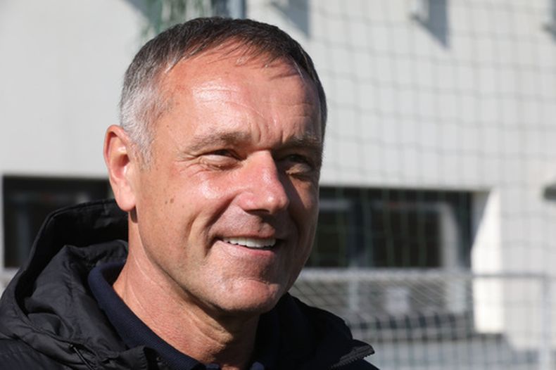 ARCHIVO - Ludek Miklosko observa un entrenamiento del club Baník Ostrava, el 12 de octubre de 2022, en Ostrava, República Checa. (Sznapka Petr/CTK vía AP)