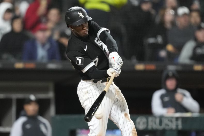 Tim Anderson, de los Medias Blancas de Chicago, conecta un sencillo productor al relevista de los Guardianes de Cleveland, Eli Morgan, durante la sexta entrada del partido en Chicago, el miércoles 17 de mayo de 2023. (AP Foto/Charles Rex Arbogast)