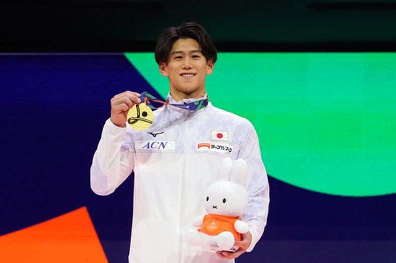 Daiki Hashimoto en lo más alto del podio tras ganar la medalla de oro del concurso completo masculino del Mundial de gimansia artística, el jueves 22 de octubre de 2026, en Róterdam, Países Bajos. (AP Foto/Francisco Seco)
