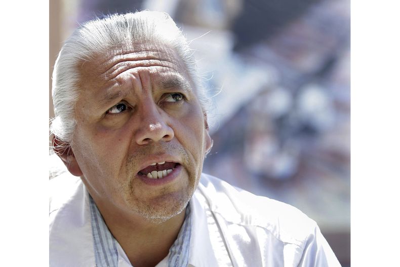 Joe A. Garcia, gobernador del pueblo Ohkay Owingeh del norte de Nuevo México, presidente del Congreso Nacional de Indígenas Americanos en Washington, D.C., y presidente del Consejo de Todos los Pueblos Indígenas, frente al mural en el Centro Cultural Todos los Pueblos en Albuquerque, Nuevo México, el viernes 11 de agosto de 2006. (AP Foto/Jake Schoellkopf, Archivo)
