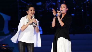 ARCHIVO - La cantante china Na Ying, derecha, y la cantante taiwanesa Matilda Tao actúan durante un concierto benéfico para niñas víctimas de abusos en el Taipei Arena de Taipéi, Taiwán, el 20 de abril de 2014. (Foto AP /Chiang Ying-ying, archivo)