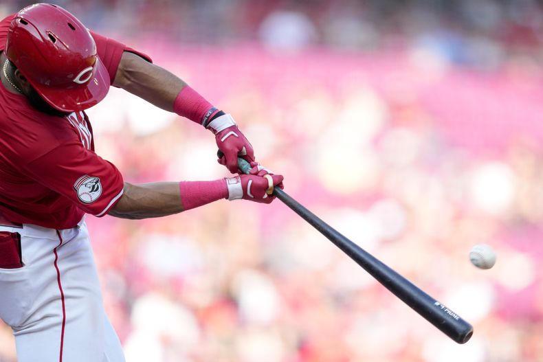 Rece Hinds, de los Rojos de Cincinnati, pega un jonrón de dos carreras en el encuentro del sábado 13 de julio de 2024, ante los Marlins de Miami (AP Foto/Jeff Dean)