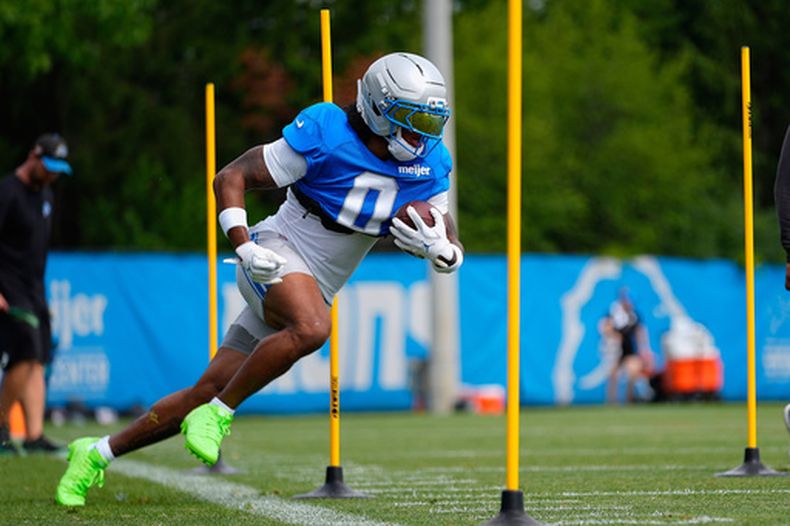 Jahmyr Gibbs, running back de los Lions de Detroit, realiza un ejercicio en el campamento de entrenamiento del equipo de la NFL, el viernes 7 de agosto de 2026, en Allen Park, Michigan. (AP Foto/Paul Sancya)