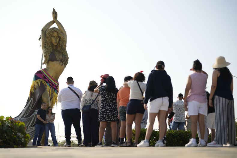 Fans de Shakira hacen fila para tomarse fotos junto a su estatua en el malecón en su ciudad natal de Barranquilla, Colombia, el jueves 20 de febrero de 2025. (Foto AP/Fernando Vergara)