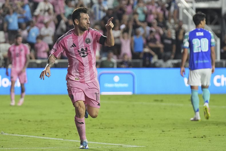 El argentino Lionel Messi, del Inter Miami, festeja tras anotar ante los Sounders de Seattle, en un partido de la MLS realizado el martes 16 de septiembre de 2025 en Fort Lauderdale, Florida (AP Foto/Lynne Sladky)