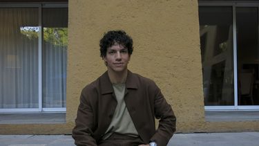 El bailarín y actor mexicano Isaac Hernández posa para un retrato para promocionar su espectáculo Despertares en la Ciudad de México, el 9 de abril de 2024. Despertares celebrará su décima edición el 23 de agosto. (Foto AP/Berenice Bautista)