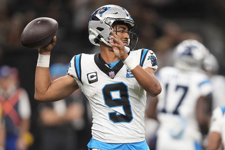 El quarterback Bryce Young (9) de los Panthers de Carolina intenta lanzar un pase ante los Saints de Nueva Orleans, el domingo 8 de septiembre de 2024, en Nueva Orleans. (AP Foto/Gerald Herbert)