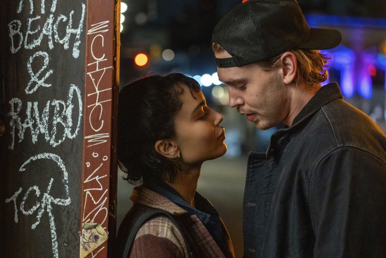 Esta imagen publicada por Sony Pictures Entertainment muestra a Zoë Kravitz, a la izquierda, y Austin Butler en una escena de Caught Stealing. (Niko Tavernise/Sony Pictures Entertainment via AP)