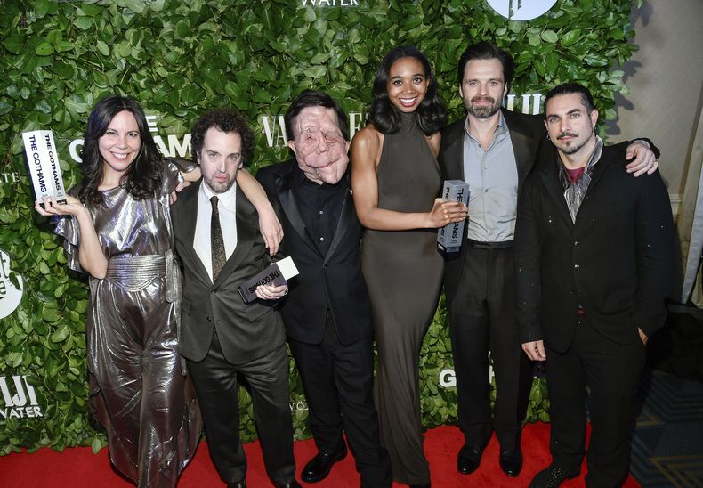 Vanessa McDonnell, de izquierda a derecha, Aaron Schimberg, Adam Pearson, Gabriel Mayers, Sebastian Stan y Mike Marino posan con el premio a la mejor película por A Different Man durante los Premios Gotham en Cipriani Wall Street el lunes 2 de diciembre de 2024. en Nueva York. (Foto Evan Agostini/Invision/AP)
