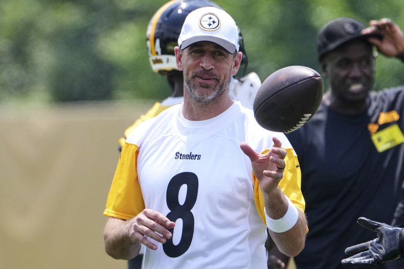 ARCHIVO - Aaron Rodgers, quarterback de los Steelers de Pittsburgh, participa en un entrenamiento el martes 10 de junio de 2025 (AP Foto/Gene J. Puskar, archivo)