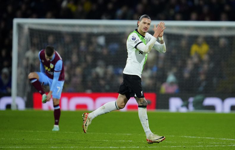 Darwin Nuñez del Liverpool aplaude mientras sale del campo en el encuentro de la Liga Premier ante el Burnley el martes 26 de diciembre del 2023. (AP Foto/Jon Super)