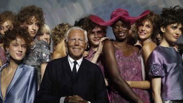 ARCHIVO - El diseñador Giorgio Armani, centro, posa con modelos al final de su colección femenina Primavera-Verano 2019, presentada durante la Semana de la Moda de Milán, Italia, el domingo 23 de septiembre de 2018. (AP Foto/Luca Bruno, archivo)