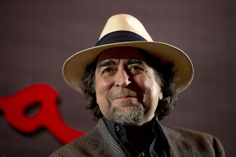 ARCHIVO - El cantautor español Joaquín Sabina responde preguntas durante una conferencia de prensa en la Ciudad de México el 29 de abril de 2015. El Tribunal Supremo de España, máximo órgano judicial del país, condenó al cantautor Joaquín Sabina a pagar 2,5 millones de euros por tributos no abonados en los ejercicios 2008 a 2010. (Foto AP/Rebecca Blackwell, archivo)