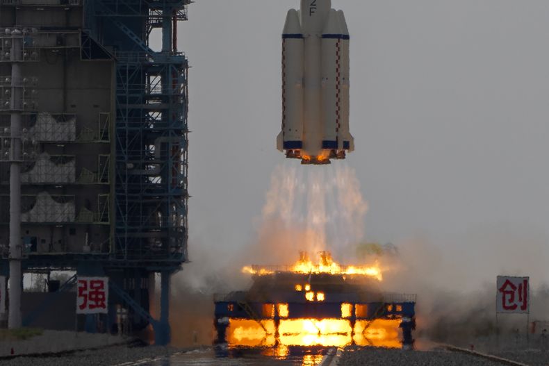 Un cohete Long March con astronautas chinos a bordo despega en el Centro de Lanzamiento de Satélites de Jiuquan, en el noroeste de China, el martes 30 de mayo de 2023. (AP Foto/Mark Schiefelbein)