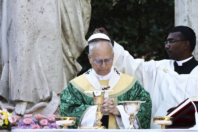 El papa León XIV oficia una misa centrada en el cuidado a la creación, en Castel Gandolfo, Italia, el 9 de julio de 2025. (Yara Nardi/Pool Foto vía AP)