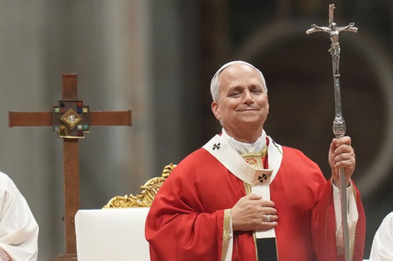 El papa León XIV celebra una misa en la Basílica de San Pedro, en el Vaticano, el jueves 8 de octubre de 2026, con motivo de la inauguración anual del curso académico de las universidades pontificias, acto que reúne a las 22 instituciones pontificias de Roma y a muchas otras de todo el mundo. (AP Foto/Gregorio Borgia)