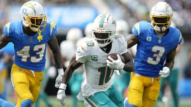 Tyreek Hill (10), receptor de los Dolphins de Miami, es perseguido por el cornerback Michael Davis (43) y el safety Derwin James Jr. (3), de los Chargers de Los Ángeles, durante la primera mitad del juego de la NFL del domingo 10 de septiembre de 2023, en Inglewood, California. (AP Foto/Ashley Landis)