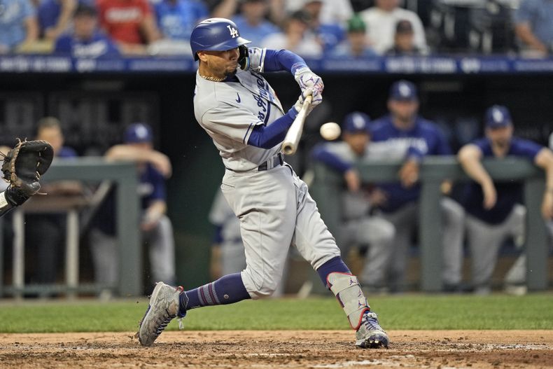 Mookie Betts de los Dodgers de Los Ángeles pega un remolcador sencillo en la cuarta entrada del juego ante los Reales de Kansas City el viernes 30 de junio del 2023. (AP Foto/Charlie Riedel)